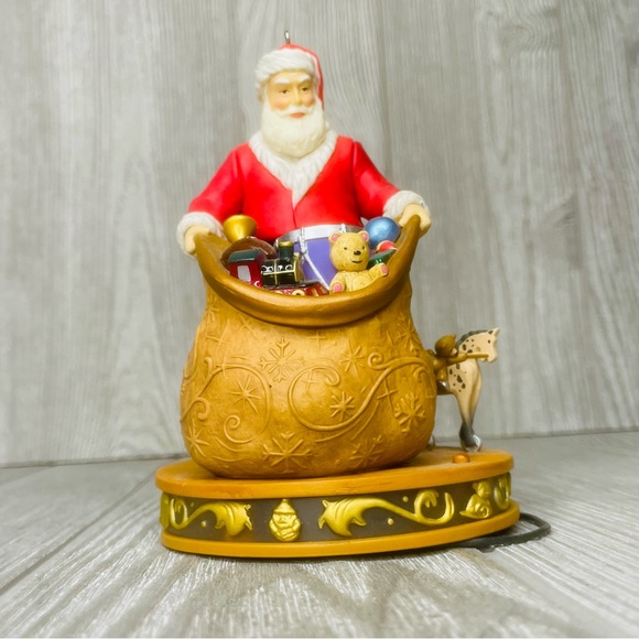 Hallmark Ornament Packing Up The Toys Once Upon a Christmas 2015 Magic Cord - Picture 7 of 9